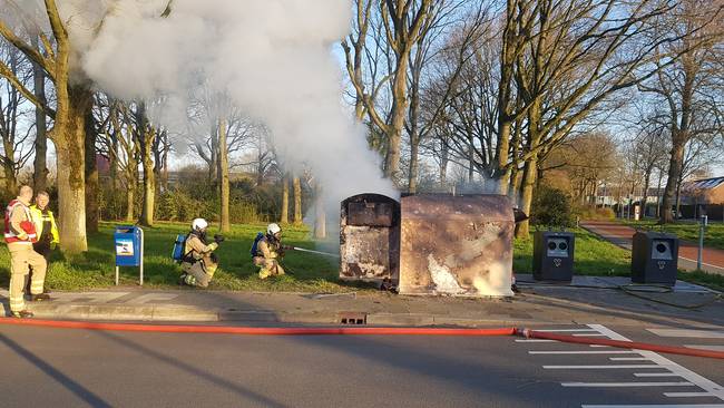 Twee containers branden uit in Assen (Video)