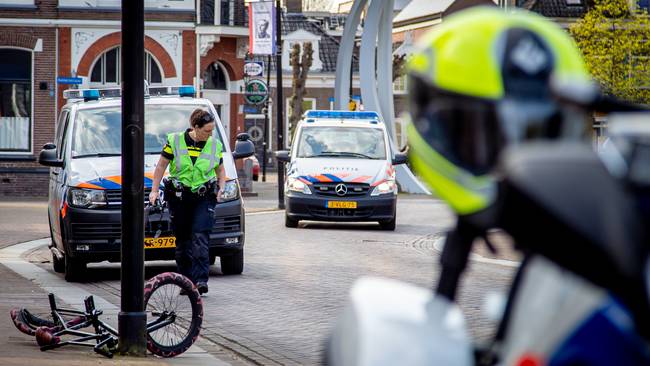 Automobilist rijdt fietser aan en gaat ervandoor (Video)