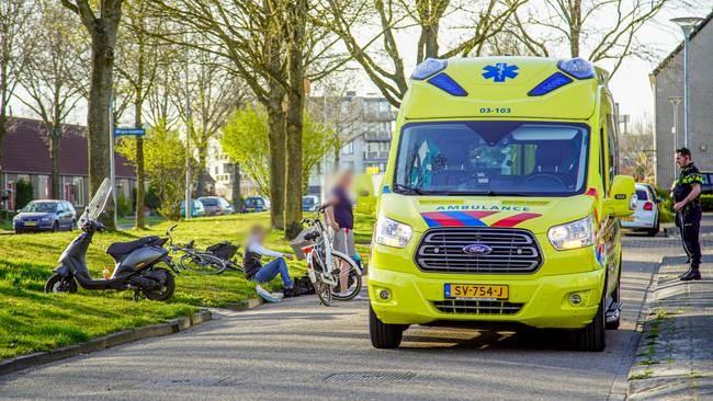 Scooterrijder en fietsster botsen op elkaar (Video)