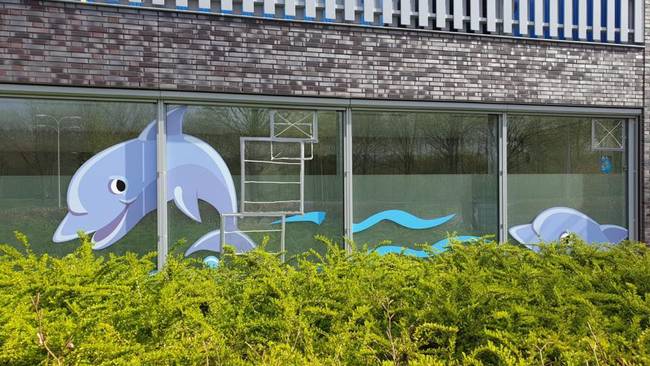 Extra tegenslag voor zwemschool De Dolfijn: vandalen vernielen ramen