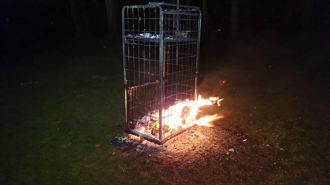 Rolcontainer in brand gestoken in Lariksbos