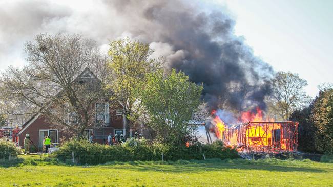 Uitslaande brand in schuur bij zorgboerderij Anreep (Video)