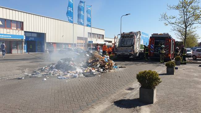 Lading vuilniswagen in de brand (Video)