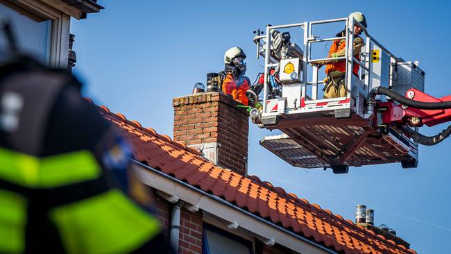 Schoorsteen van woning in Assen vliegt in de brand (Video)