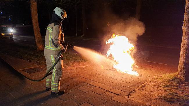 Containers in Assen in de brand gestoken (Video)