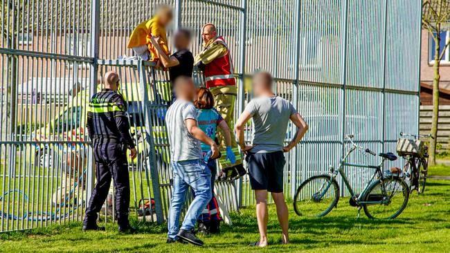 Kind bekneld in voetbaldoel in Assen (Video)