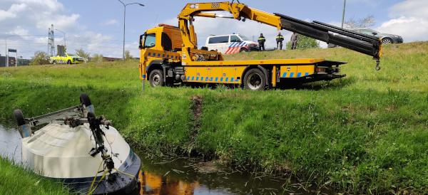 Boot op trailer belandt in sloot langs A28 bij Assen (Video)