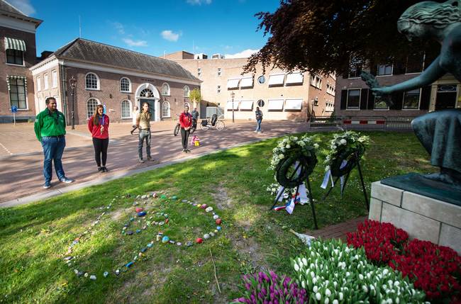 Asser scouts leggen herdenkingssteentjes bij het monument aan de Brink