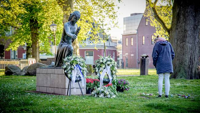 Herdenking bij monument op de Brink in Assen (Video)