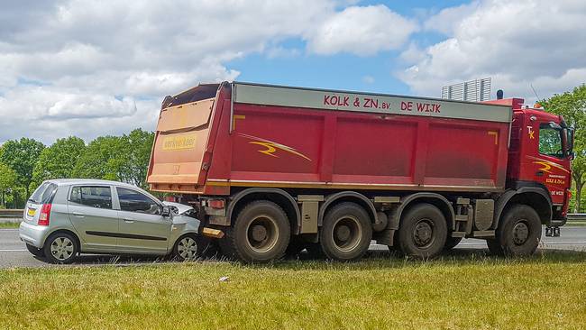 Auto botst op vrachtwagen op A28 bij Assen (Video)