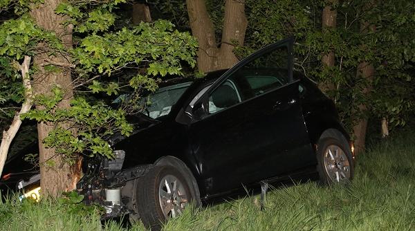 Gewonde nadat auto tegen boom aan rijdt in Assen