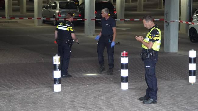 Politieagent in Assen bekogeld met zwaar vuurwerk en raakt gewond (Video)