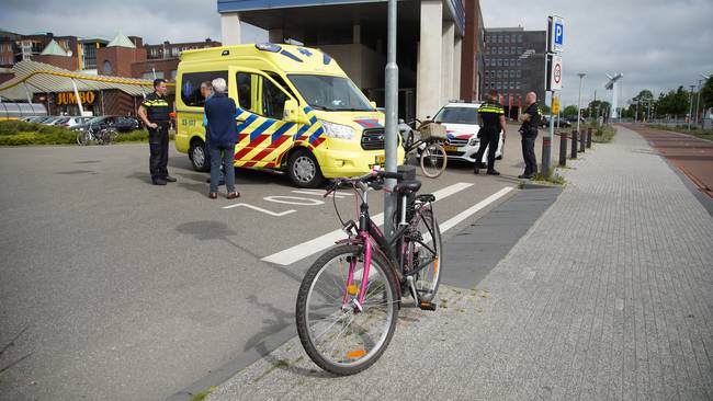 Meisje op fiets gewond na aanrijding (Video)
