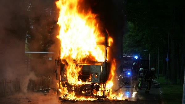 Paardentrailer volledig uitgebrand in Assen-Oost (Video)