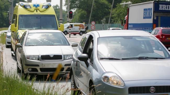 Autos botsten op elkaar in Assen (Video)