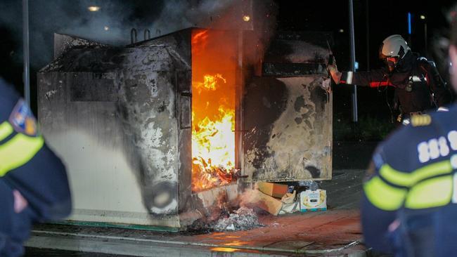 Kledingcontainer brandt volledig uit (Video)