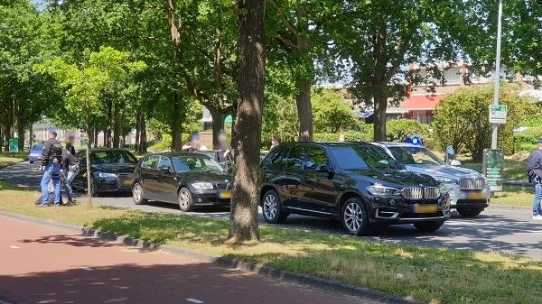 Arrestatieteam rijdt auto klem in Assen en arresteert persoon (video)