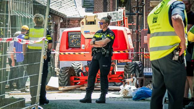 Hoogwerker zakt met wiel door lichtkoepel van Drents Museum (Video)