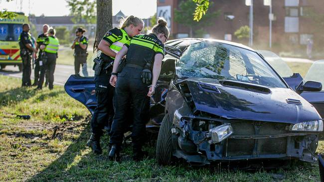 Ravage na botsing tegen boom op Balkenweg (Video)