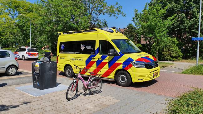 Meisje op fiets in botsing met auto in Assen