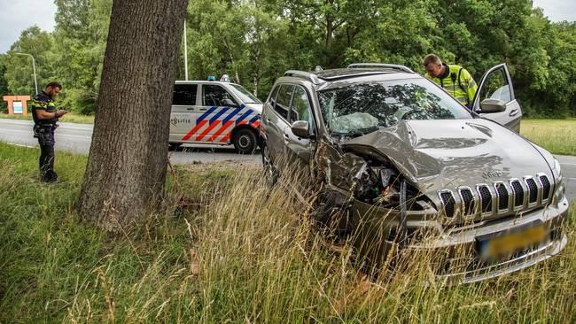 Auto zwaar beschadigd door botsing tegen boom in Assen (Video)