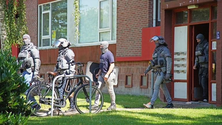 Arrestatieteam valt woning Assen binnen: aanhoudingen en vuurwapen aangetroffen (Video)