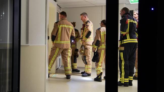 Brandweer redt man en vrouw uit lift in Assen