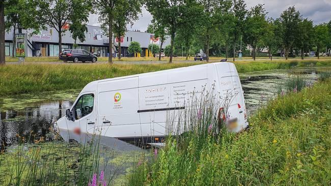 Bedrijfsbus raakt te water in Assen