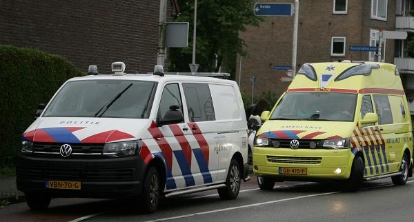 Scooterrijder onderuit op gladde rotonde in Assen