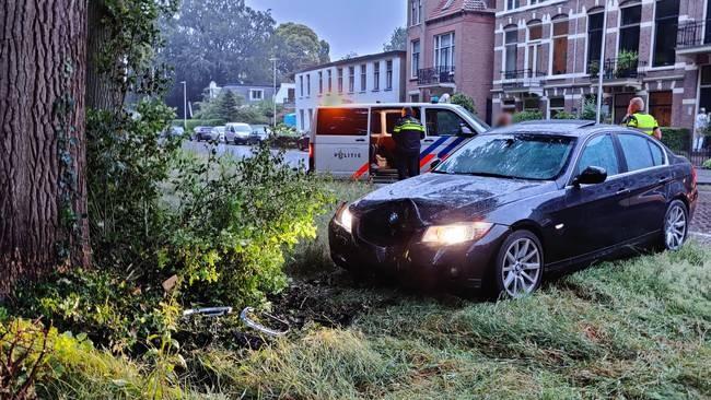 Auto botst tegen boom in Assen (Video)