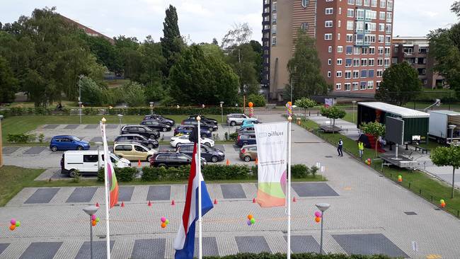 Feestelijke drive-in diplomering op Lariks 