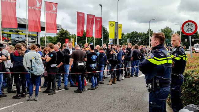 Honderden sympathisanten bij politiebureau in Assen na arrestatie van boeren (Video)