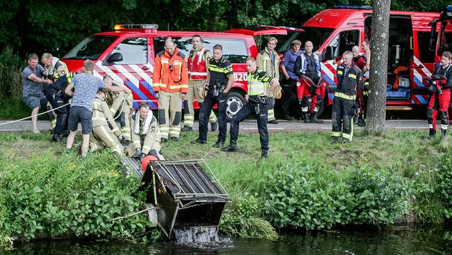 Hulpdiensten rukken massaal uit voor aanhanger in Drentsche Hoofdvaart (Video)