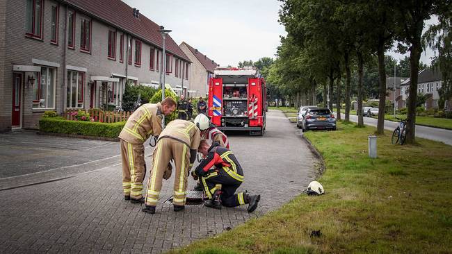 Brandweer spoelt riolering door na vreemde lucht in woningen