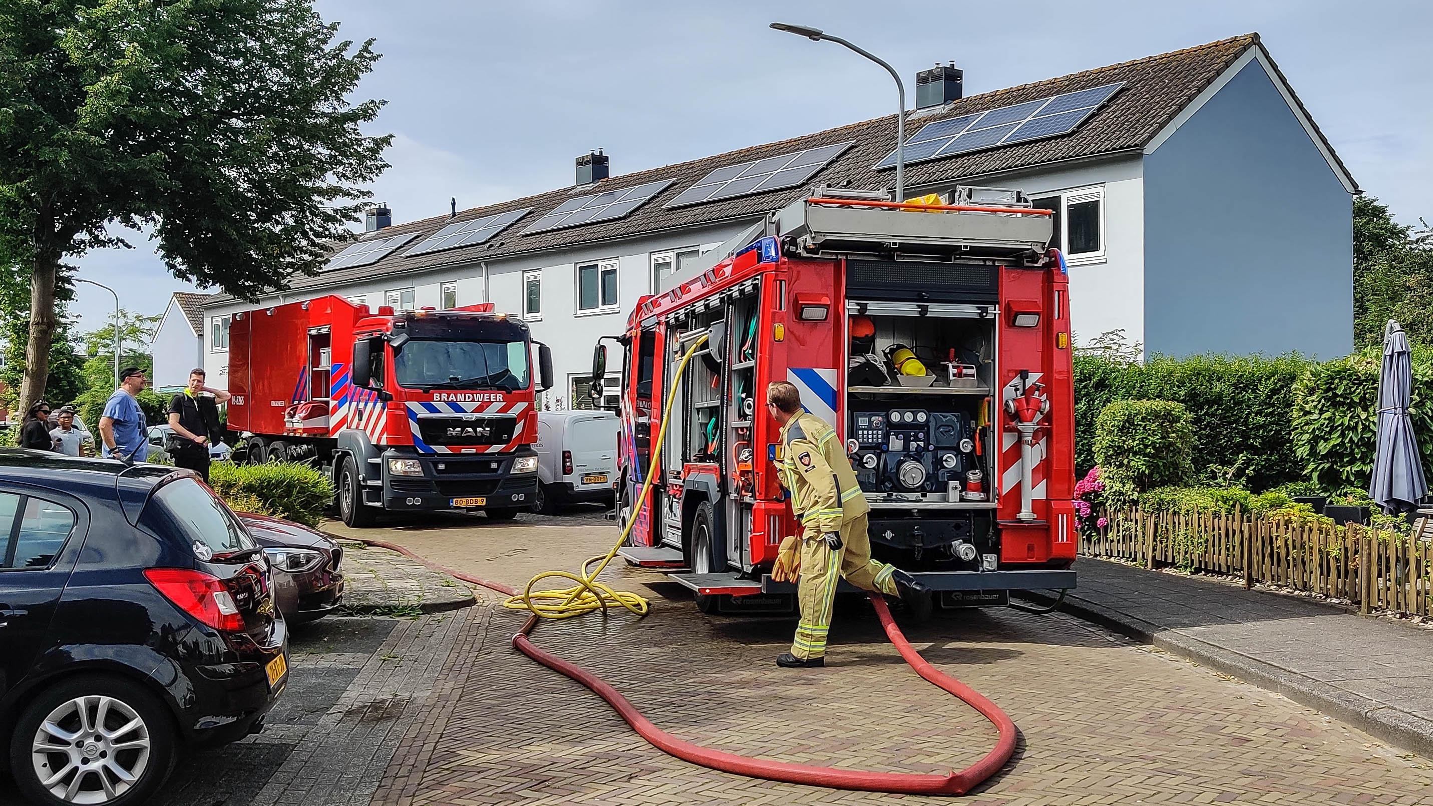 Brandweer blust brand achter woning in Assen