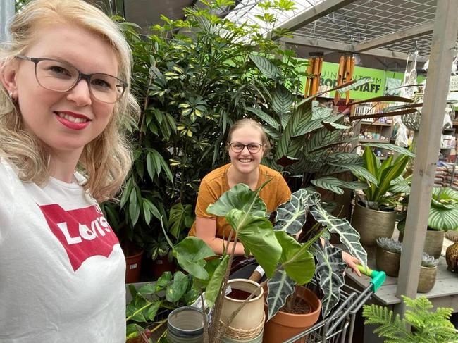 Kirstin en Marjon uit Assen starten plantenbieb in Kloosterveen en Marsdijk