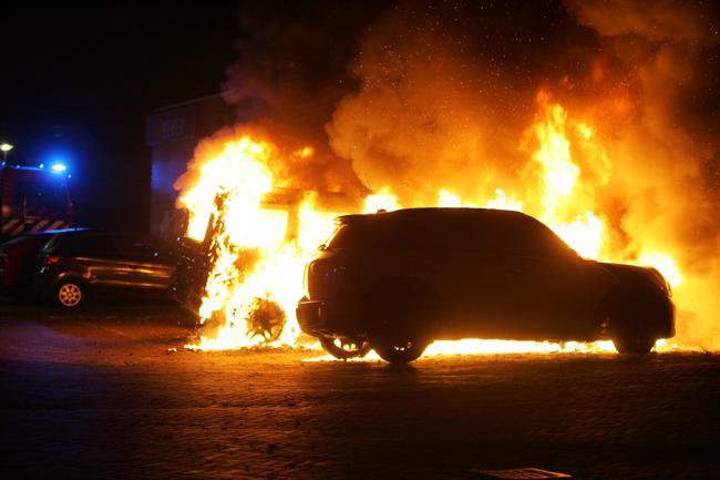 Vier autos volledig door brand verwoest in centrum van Assen (Video)