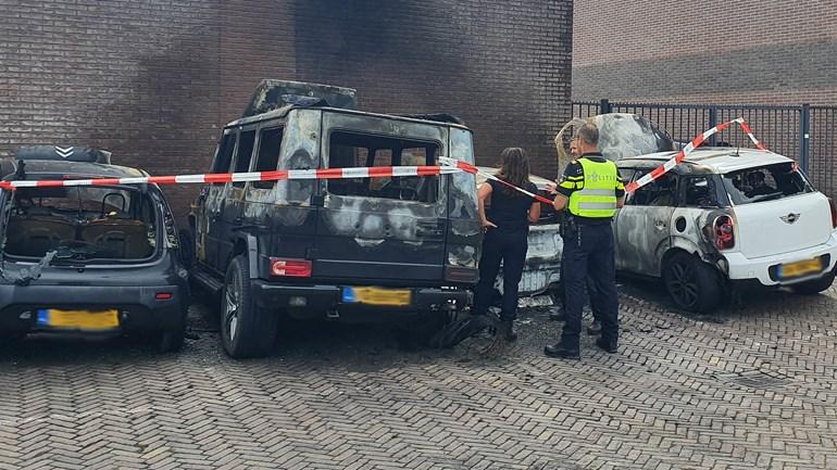 Politie doet onderzoek naar autobranden in Assen (Video)