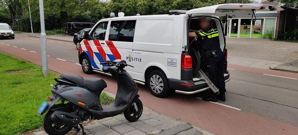 Jongen loopt over straat met gestolen brommer en slaat op de vlucht