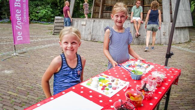 Kinderen maken snoepschilderij in de Tuin van Assen