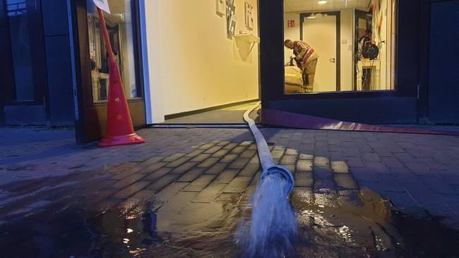 Gesprongen waterleiding zorgt voor flinke wateroverlast in panden Kloosterveen