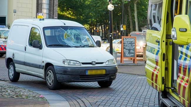 Fietser raakt gewond bij aanrijding met auto in Assen (Video)