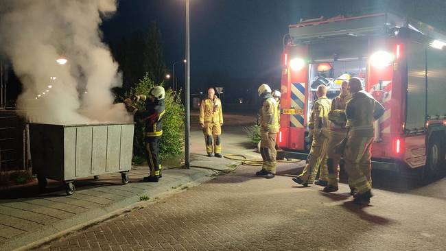 Brandweer blust brandende afvalcontainer in Assen (Video)