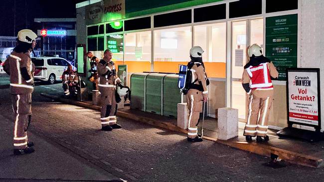 Kiosk tankstation vol met witte rook door inbraakalarm (Video)