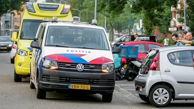 Pizzakoerier raakt gewond bij aanrijding in Assen (Video)