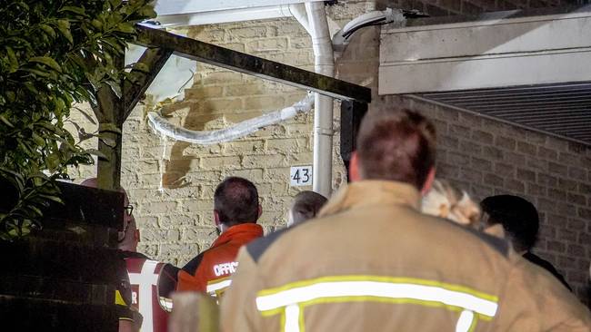 Airco in de brand op carport trekt veel bekijks in Marsdijk (Video)