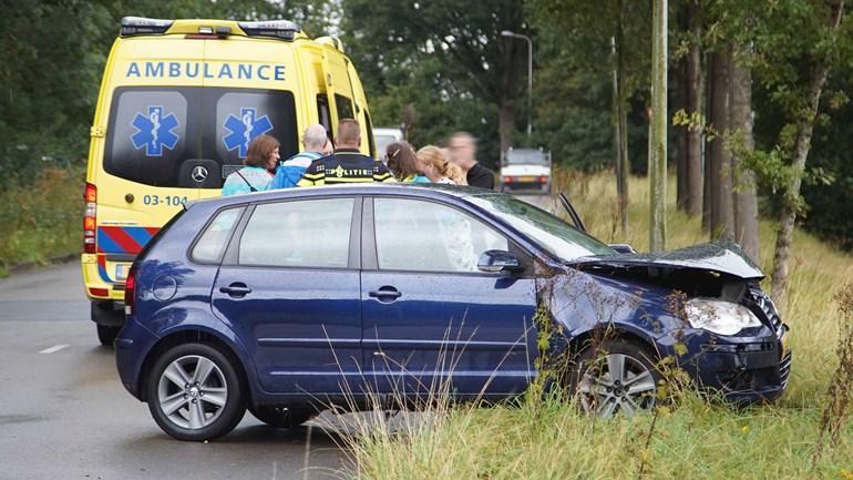 Auto zwaar beschadigd door botsing tegen boom (Video)