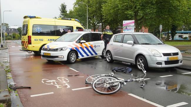 Fietser gewond bij aanrijding met auto in Assen (Video)