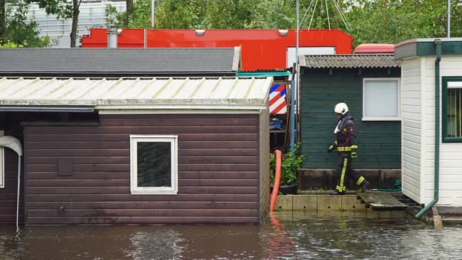 Brandweer in actie nadat woonboot dreigt te zinken (Video)