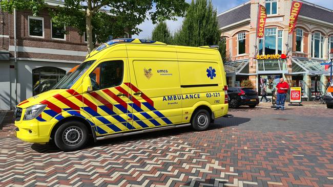 Fietsster gewond bij aanrijding met auto in centrum van Assen (Video)